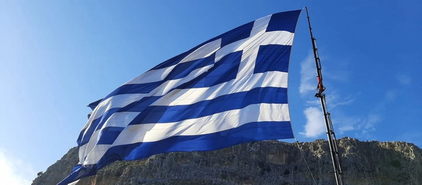 Yeni Safak: «Οι Έλληνες σήκωσαν γιγαντιαία ελληνική σημαία στο Καστελόριζο για να προκαλέσουν» (βίντεο)